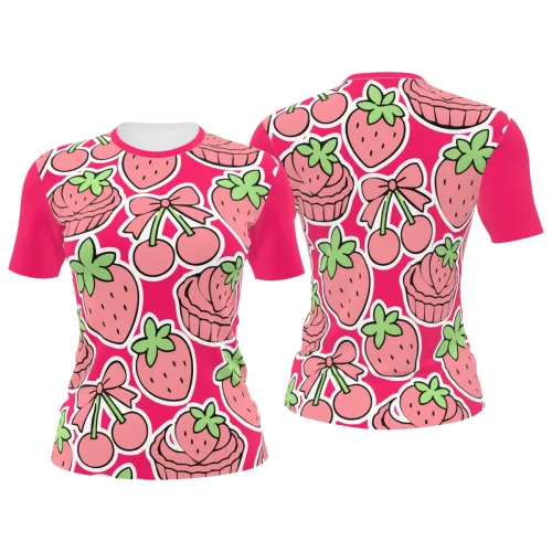 Camisa totalmente estampada com morangos, cerejas, cupcakes e laços em tons de rosa, verde e branco, criando um visual divertido e doce para confeiteiras.