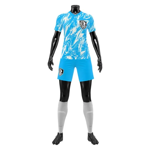 Uniforme de futebol feminino com camisa azul e branco em efeito marmorizado, cobrindo frente, costas e mangas, com escudo esportivo e número personalizado nas costas.