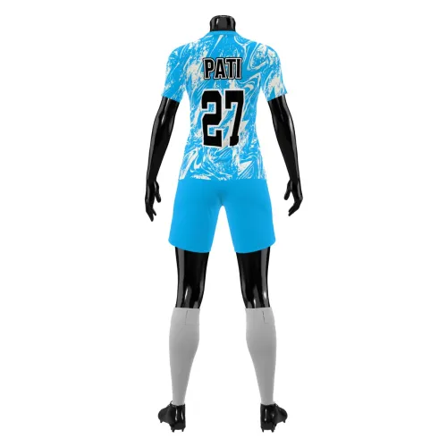 Uniforme de futebol feminino com camisa azul e branco em efeito marmorizado, cobrindo frente, costas e mangas, com escudo esportivo e número personalizado nas costas.