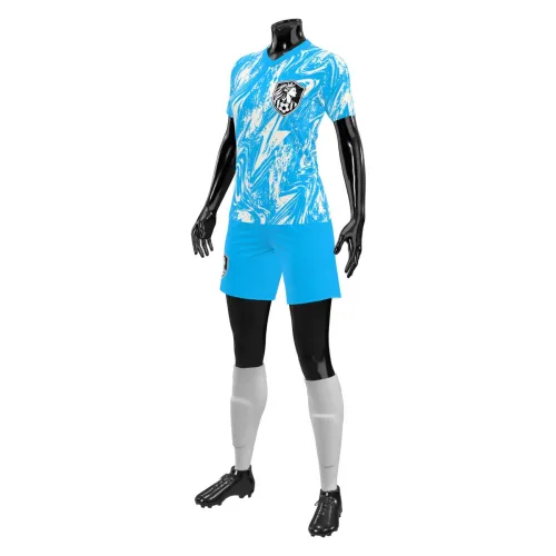 Uniforme de futebol feminino com camisa azul e branco em efeito marmorizado, cobrindo frente, costas e mangas, com escudo esportivo e número personalizado nas costas.