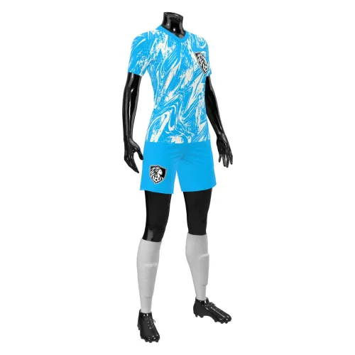 Uniforme de futebol feminino com camisa azul e branco em efeito marmorizado, cobrindo frente, costas e mangas, com escudo esportivo e número personalizado nas costas.