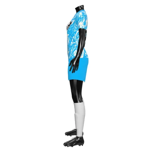 Uniforme de futebol feminino com camisa azul e branco em efeito marmorizado, cobrindo frente, costas e mangas, com escudo esportivo e número personalizado nas costas.
