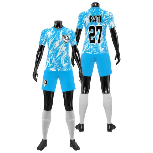 Uniforme de futebol feminino com camisa azul e branco em efeito marmorizado, cobrindo frente, costas e mangas, com escudo esportivo e número personalizado nas costas.