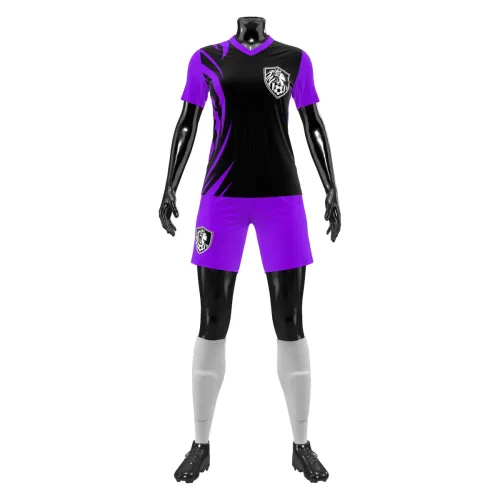 Camisa de futebol feminino com design moderno em preto e roxo, detalhes dinâmicos nas mangas e costas, escudo estilizado no peito e espaço para nome e número personalizados.