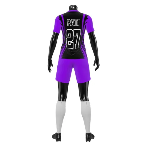 Camisa de futebol feminino com design moderno em preto e roxo, detalhes dinâmicos nas mangas e costas, escudo estilizado no peito e espaço para nome e número personalizados.