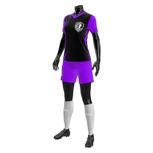 Camisa de futebol feminino com design moderno em preto e roxo, detalhes dinâmicos nas mangas e costas, escudo estilizado no peito e espaço para nome e número personalizados.