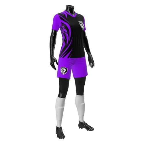 Camisa de futebol feminino com design moderno em preto e roxo, detalhes dinâmicos nas mangas e costas, escudo estilizado no peito e espaço para nome e número personalizados.
