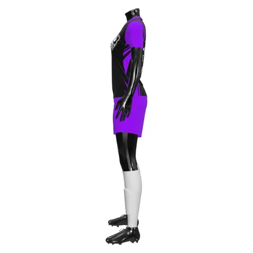 Camisa de futebol feminino com design moderno em preto e roxo, detalhes dinâmicos nas mangas e costas, escudo estilizado no peito e espaço para nome e número personalizados.