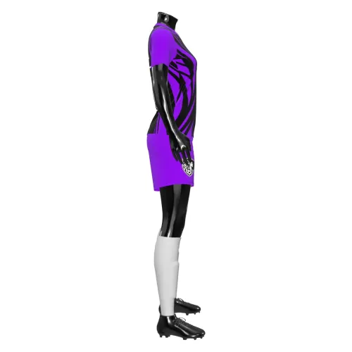 Camisa de futebol feminino com design moderno em preto e roxo, detalhes dinâmicos nas mangas e costas, escudo estilizado no peito e espaço para nome e número personalizados.