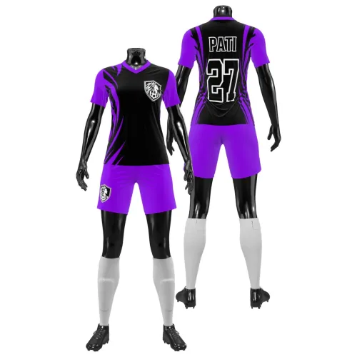 Camisa de futebol feminino com design moderno em preto e roxo, detalhes dinâmicos nas mangas e costas, escudo estilizado no peito e espaço para nome e número personalizados.