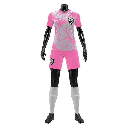 Uniforme de futebol feminino com estampa que cobre toda a camisa em rosa e cinza, detalhes modernos e escudo estilizado, com número e nome nas costas, visual vibrante e marcante.
