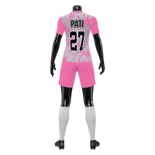 Uniforme de futebol feminino com estampa que cobre toda a camisa em rosa e cinza, detalhes modernos e escudo estilizado, com número e nome nas costas, visual vibrante e marcante.