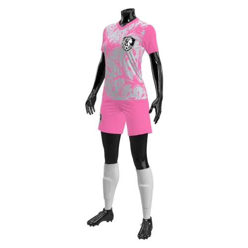 Uniforme de futebol feminino com estampa que cobre toda a camisa em rosa e cinza, detalhes modernos e escudo estilizado, com número e nome nas costas, visual vibrante e marcante.
