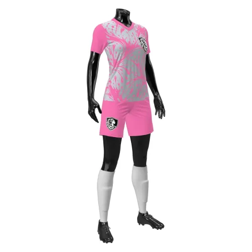 Uniforme de futebol feminino com estampa que cobre toda a camisa em rosa e cinza, detalhes modernos e escudo estilizado, com número e nome nas costas, visual vibrante e marcante.
