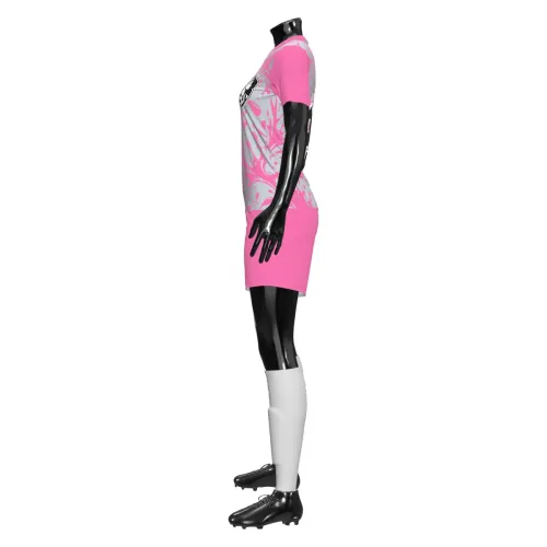 Uniforme de futebol feminino com estampa que cobre toda a camisa em rosa e cinza, detalhes modernos e escudo estilizado, com número e nome nas costas, visual vibrante e marcante.
