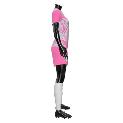 Uniforme de futebol feminino com estampa que cobre toda a camisa em rosa e cinza, detalhes modernos e escudo estilizado, com número e nome nas costas, visual vibrante e marcante.