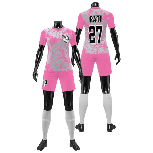 Uniforme de futebol feminino com estampa que cobre toda a camisa em rosa e cinza, detalhes modernos e escudo estilizado, com número e nome nas costas, visual vibrante e marcante.