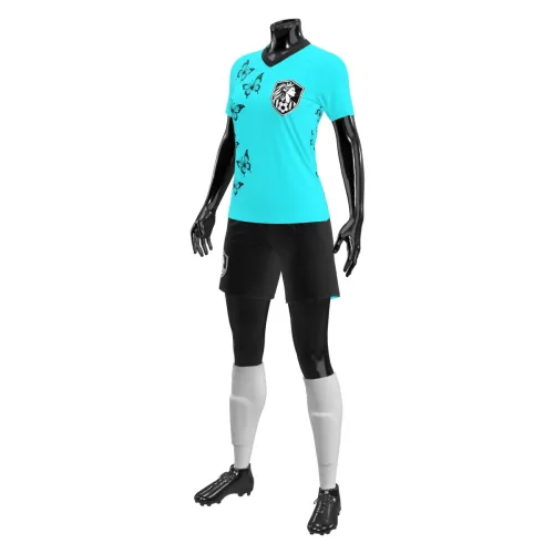 Camisa de futebol feminino em verde-água, com borboletas pretas delicadas na frente e nas costas, escudo estilizado no peito e número grande nas costas, cobrindo toda a peça.