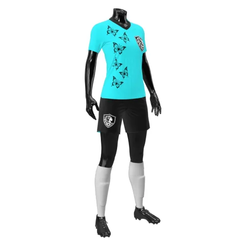 Camisa de futebol feminino em verde-água, com borboletas pretas delicadas na frente e nas costas, escudo estilizado no peito e número grande nas costas, cobrindo toda a peça.