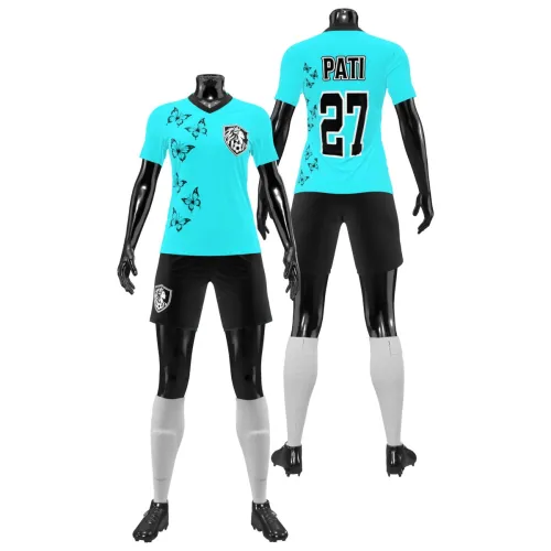 Camisa de futebol feminino em verde-água, com borboletas pretas delicadas na frente e nas costas, escudo estilizado no peito e número grande nas costas, cobrindo toda a peça.