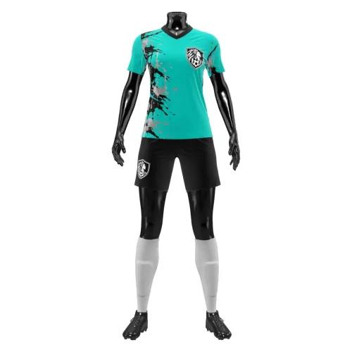 Camisa de futebol feminino com design moderno em verde e preto, detalhes de respingos artísticos e brasão estilizado na frente, cobrindo toda a peça, incluindo mangas e gola.
