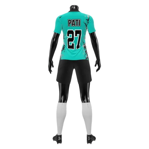 Camisa de futebol feminino com design moderno em verde e preto, detalhes de respingos artísticos e brasão estilizado na frente, cobrindo toda a peça, incluindo mangas e gola.