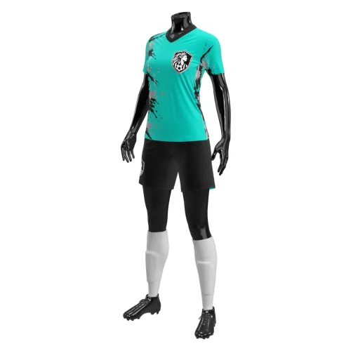 Camisa de futebol feminino com design moderno em verde e preto, detalhes de respingos artísticos e brasão estilizado na frente, cobrindo toda a peça, incluindo mangas e gola.