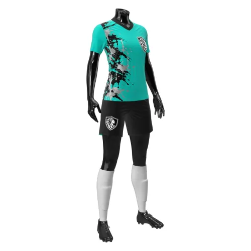 Camisa de futebol feminino com design moderno em verde e preto, detalhes de respingos artísticos e brasão estilizado na frente, cobrindo toda a peça, incluindo mangas e gola.