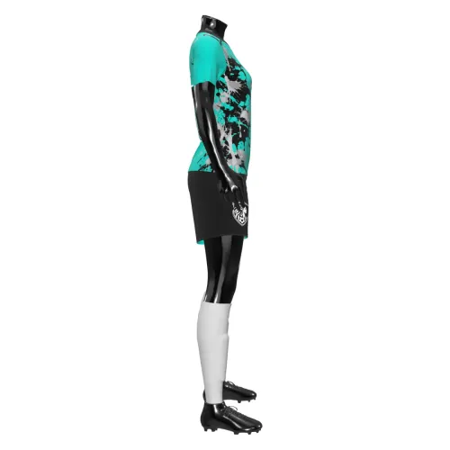 Camisa de futebol feminino com design moderno em verde e preto, detalhes de respingos artísticos e brasão estilizado na frente, cobrindo toda a peça, incluindo mangas e gola.