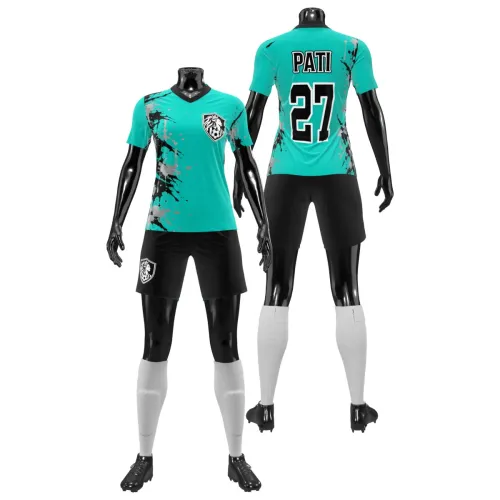 Camisa de futebol feminino com design moderno em verde e preto, detalhes de respingos artísticos e brasão estilizado na frente, cobrindo toda a peça, incluindo mangas e gola.
