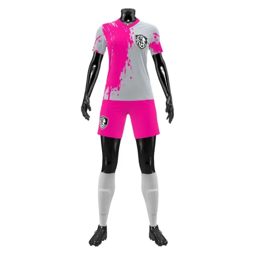 Camisa feminina de uniforme esportivo com design moderno em rosa pink e cinza, detalhes de respingos, brasão estilizado na frente e número grande nas costas, cobrindo toda a peça.