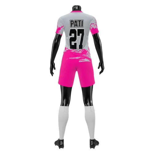 Camisa feminina de uniforme esportivo com design moderno em rosa pink e cinza, detalhes de respingos, brasão estilizado na frente e número grande nas costas, cobrindo toda a peça.
