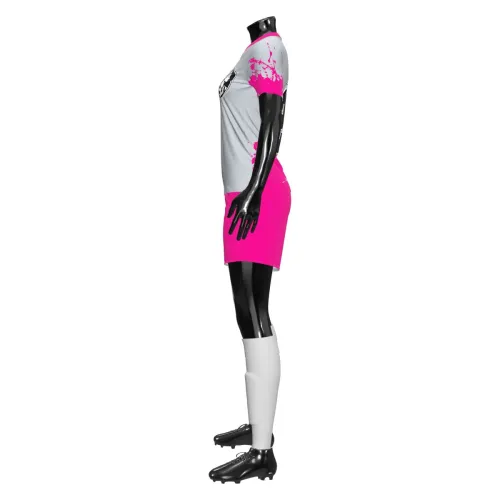 Camisa feminina de uniforme esportivo com design moderno em rosa pink e cinza, detalhes de respingos, brasão estilizado na frente e número grande nas costas, cobrindo toda a peça.