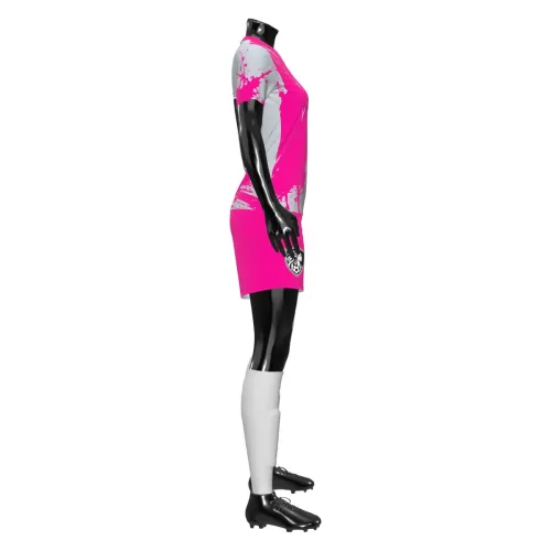 Camisa feminina de uniforme esportivo com design moderno em rosa pink e cinza, detalhes de respingos, brasão estilizado na frente e número grande nas costas, cobrindo toda a peça.