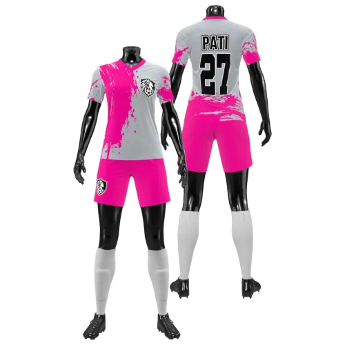Camisa feminina de uniforme esportivo com design moderno em rosa pink e cinza, detalhes de respingos, brasão estilizado na frente e número grande nas costas, cobrindo toda a peça.
