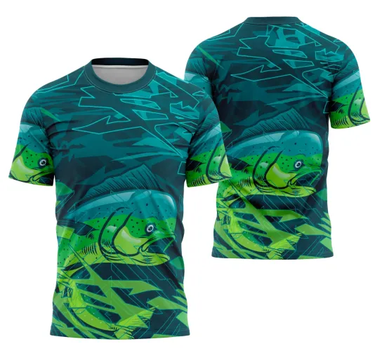 Camisa esportiva com grande estampa de peixe em estilo geométrico verde e azul na frente e costas, fundo com grafismos azuis escuros e detalhes vibrantes que destacam o desenho do peixe.