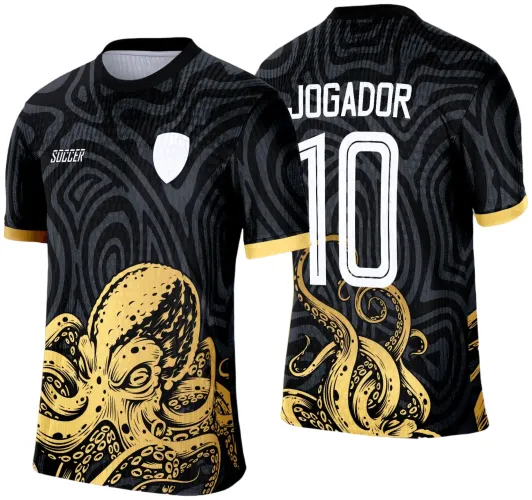 Camisa preta com design de polvo dourado grande na parte inferior da frente e costas, padrão ondulado preto e cinza, mangas com detalhes dourados, texto branco 'SOCCER' na frente e 'JOGADOR 10' nas costas.