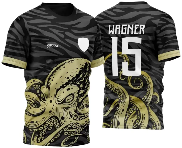Camisa preta com listras cinza escuro estilo zebra, polvo dourado grande na parte frontal e tentáculos estendidos atrás, nome 'WAGNER' e número '15' em branco nas costas, detalhes dourados nas mangas