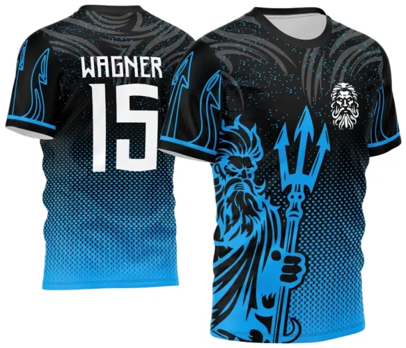 Camisa com grande ilustração azul de Poseidon segurando tridente na frente e rosto branco de Poseidon no peito, costas com nome WAGNER e número 15 em branco, fundo degradê pontilhado em preto e azul, detalhes em azul nas mangas.