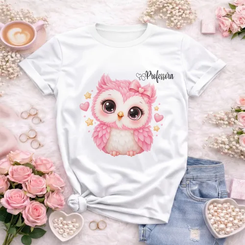 Arte Professora Corujinha Rosa em CDR com fonte inclusa e texto editável. Ideal para camisetas e Dia dos Professores 2026 e 2027.
