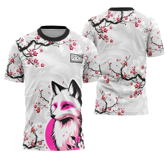 Camisa branca com colarinho preto, frente apresenta raposa branca e rosa sobre círculo rosa, ramos pretos com flores vermelhas, logo ZGZ no peito, costas com ramos florais pretos e vermelhos espalhados, detalhes delicados em branco.