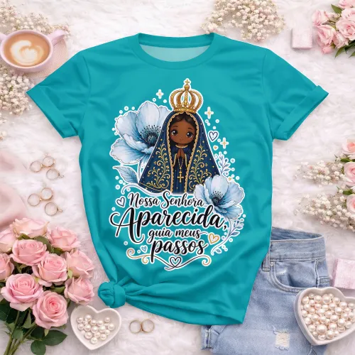 Estampa religiosa feminina com Nossa Senhora Aparecida, flores azuis e frase de proteção