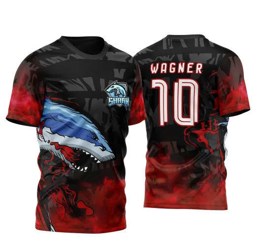 Camisa preta com tubarão azul sangrento na frente e escudo com nome 'SHARK', costas com nome 'WAGNER' e número 10 em branco com contorno vermelho, detalhes vermelhos em forma de fumaça e padrões cinzas no fundo.