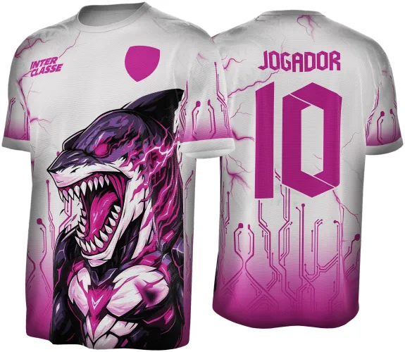 Camisa com tubarão ciborgue em tom rosa e roxo na frente, fundo branco com detalhes digitais, atrás número 10 e texto JOGADOR em rosa com efeito degradê digital.