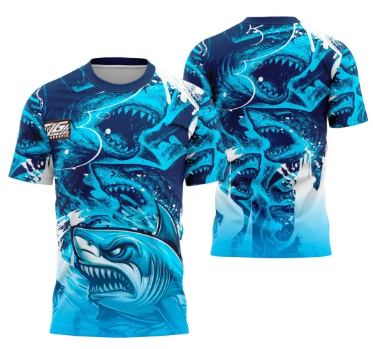 Camisa com grande tubarão azul frontal em pose agressiva e várias cabeças de tubarões azuis nas costas, com fundo em degradê azul e branco e respingos brancos ao redor.