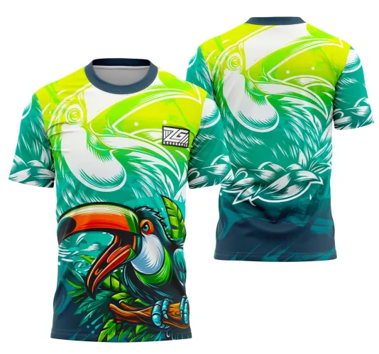 Camisa com destaque frontal para tucano colorido em verde, amarelo e laranja, com folhas e galho, fundo degradê verde, azul e amarelo; nas costas, contorno branco do tucano sobre fundo com mesmo degradê, gola azul escura e texto 2Z GRAFFIC no peito.