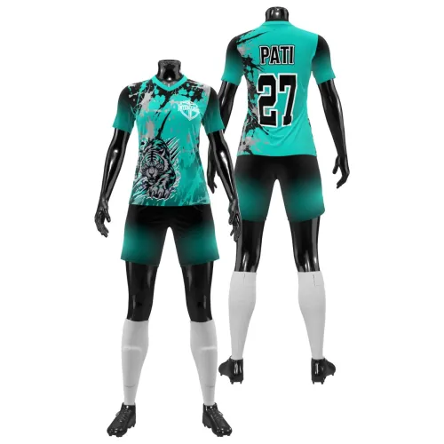 Camisa feminina de uniforme esportivo com estampa de tigre na frente, detalhes em preto e verde água, manchas artísticas e personalização de nome e número nas costas, cobrindo toda a peça.