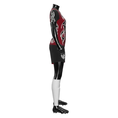 Camisa feminina de uniforme esportivo com estampa tribal em vermelho e preto, cobrindo frente, costas e mangas, com detalhes modernos e brasão no peito.