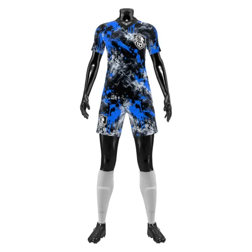 Camisa de futebol feminino com estampa abstrata em azul, preto e branco, cobrindo toda a peça, incluindo frente, costas e mangas, com detalhes modernos e escudo estilizado.