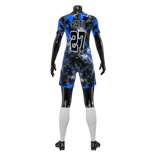 Camisa de futebol feminino com estampa abstrata em azul, preto e branco, cobrindo toda a peça, incluindo frente, costas e mangas, com detalhes modernos e escudo estilizado.